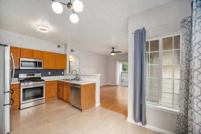Building Photo - Light and Bright Condo in East Denver