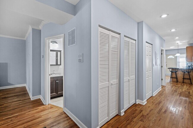 Building Photo - 6255 N Oakley Ave