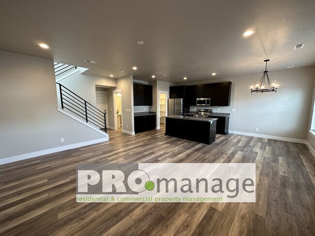 Foto del edificio - 3 Bed, 2.5 Bath Townhome w/ 2-Car Garage - NEAR NEW - Ammon