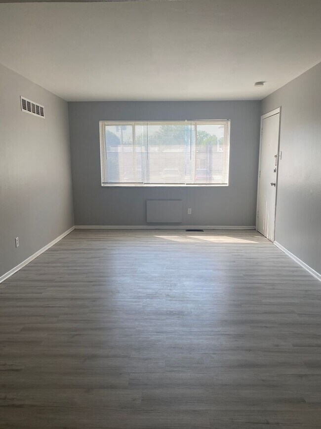 Foto del edificio - Renovated 2 Bed 1 Bath 1ST FLOOR!