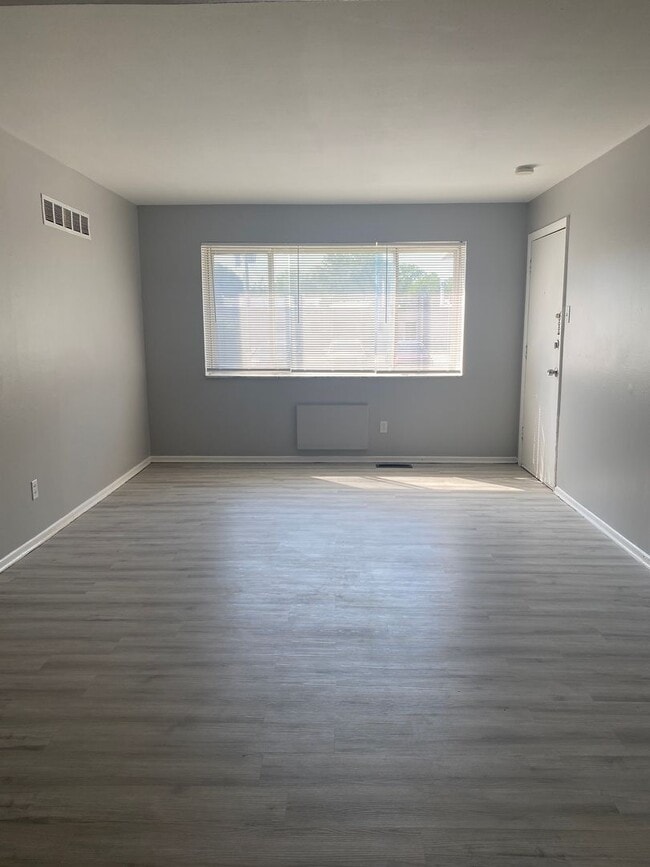 Building Photo - Renovated 2 Bed 1 Bath 1ST FLOOR!