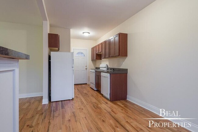 Building Photo - 2 bedroom in CHICAGO IL 60657