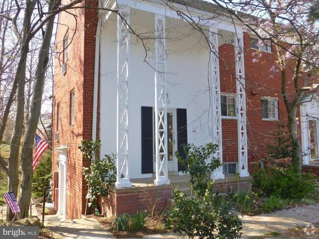 Building Photo - 3102 Valley Dr