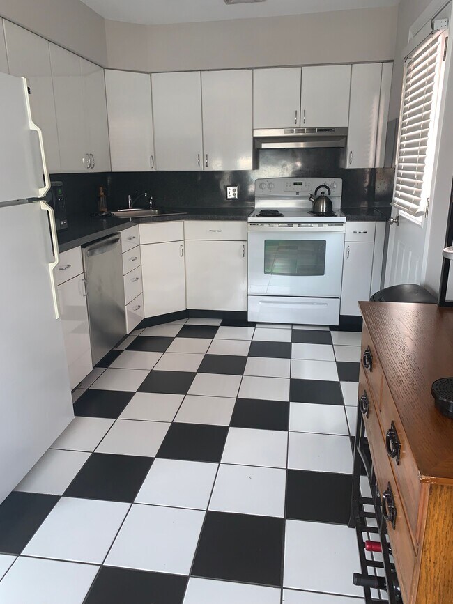 Foto del edificio - 5403 Edgewater Ave