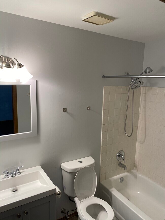 Baño actualizado con cabezal de ducha desmontable. - 7048 Beulah Ave