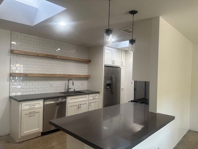 Building Photo - AMAZING INTERIOR 4 BEDROOM / 2 BATHROOM REMODELED HOUSE