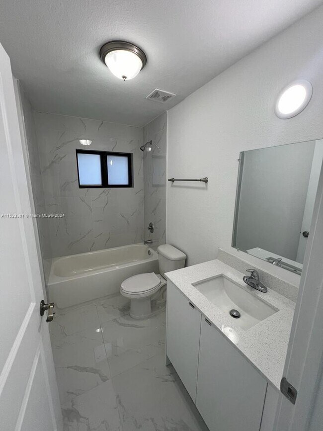 Foto del edificio - 901 NW 99th St