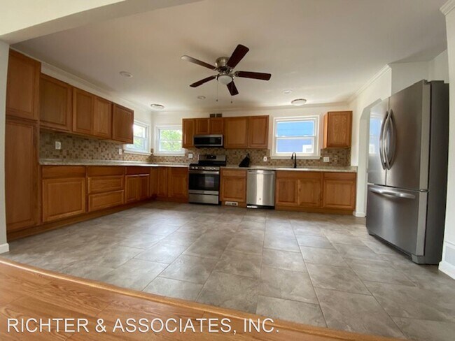 Foto del edificio - 4 br, 2 bath House - 3855 ROYAL AVE