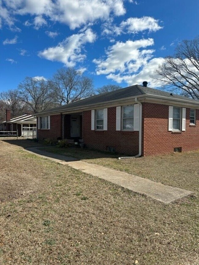 Building Photo - 3 Bed/1 Bath Home - Convenient Location