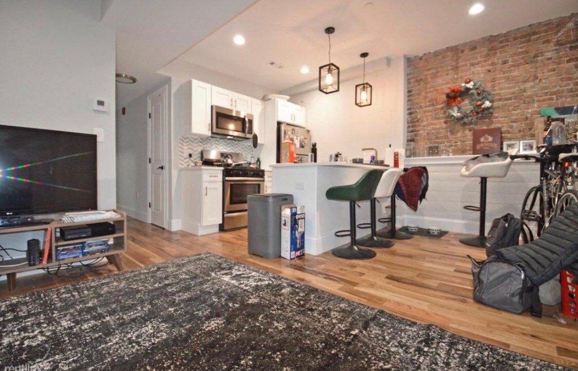 Primary Photo - 305 Saratoga St