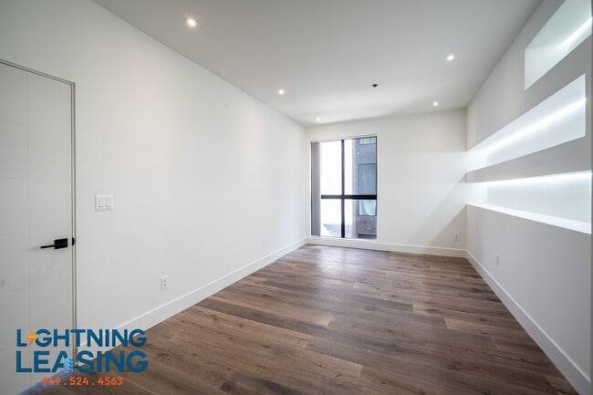 Building Photo - 8813 Burton Way