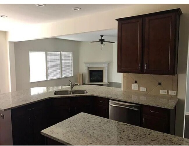 Foto del edificio - 6830 Rocking Horse Ln