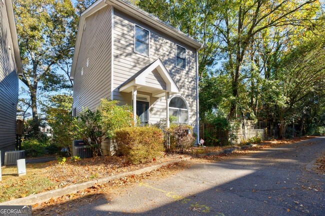 Building Photo - 2402 Charleston Oaks Ln