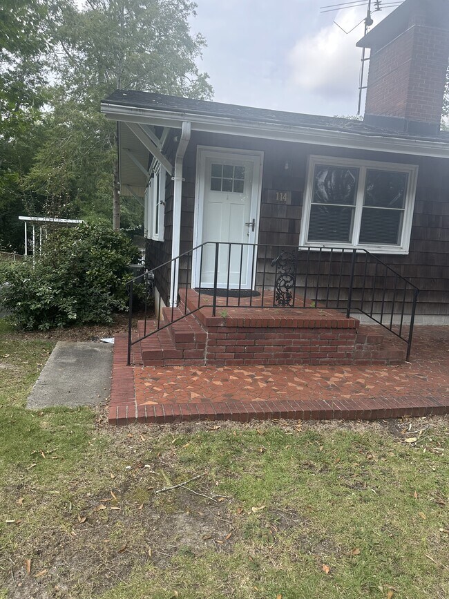 Foto del edificio - 114 Brookside Rd