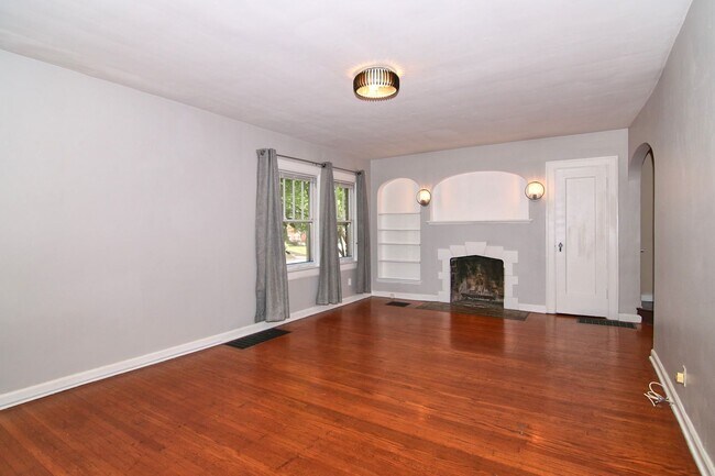 Foto del edificio - Coming Soon! Spacious 3-Bed Duplex with Updated Kitchen & Hardwood Floors!