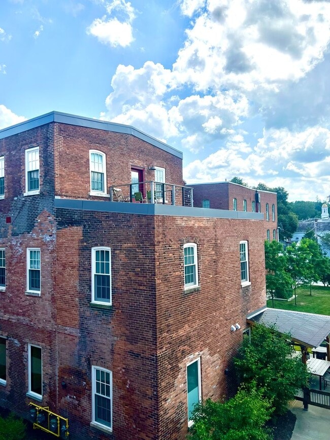 Building Photo - 359 Main St