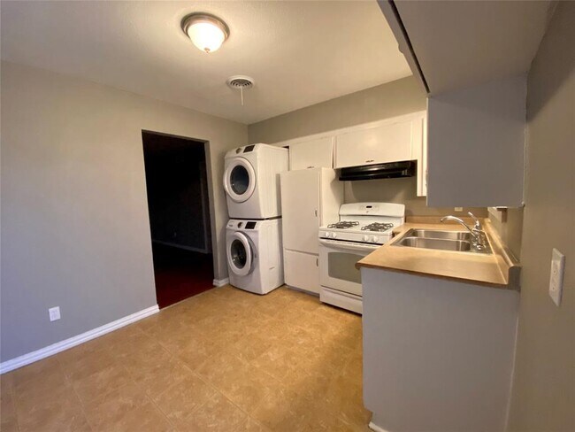 Foto del edificio - 7715 Claremont Dr