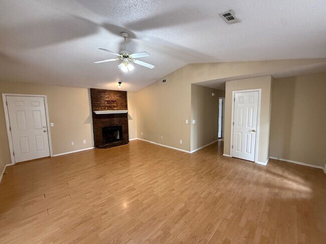 Building Photo - 3 Bedroom Home Available Soon!