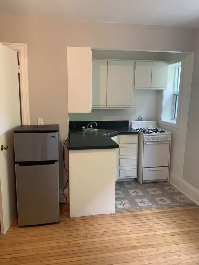 Building Photo - 28 Balmoral Ave.