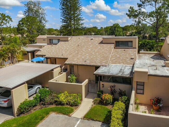 Foto del edificio - RARE 3 BEDROOM/ 2 BATH IN THE HIGHLY DESIR...