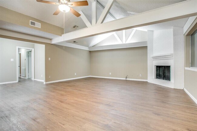 Building Photo - 216 Oakwood St