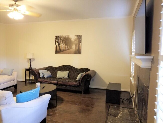 Building Photo - 9850 Pagewood Ln