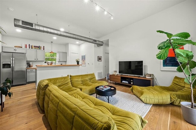 Building Photo - 602 Persimmon St