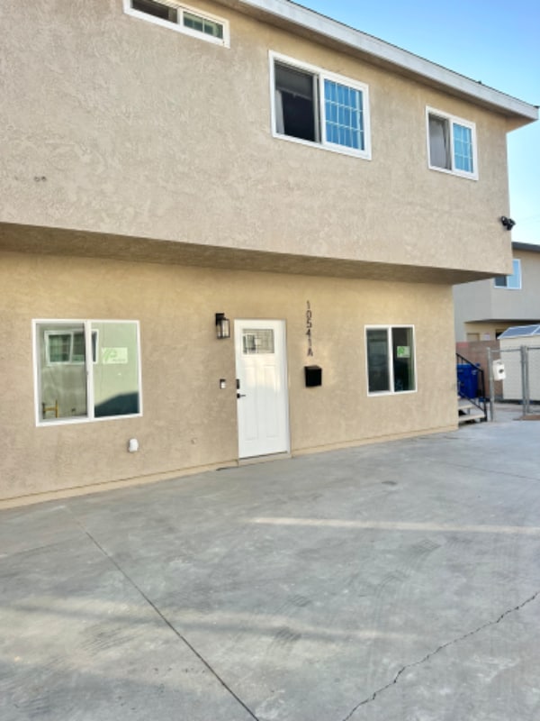 Building Photo - 10541 Western Ave
