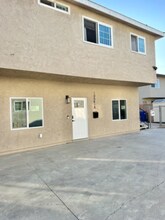 Building Photo - 10541 Western Ave