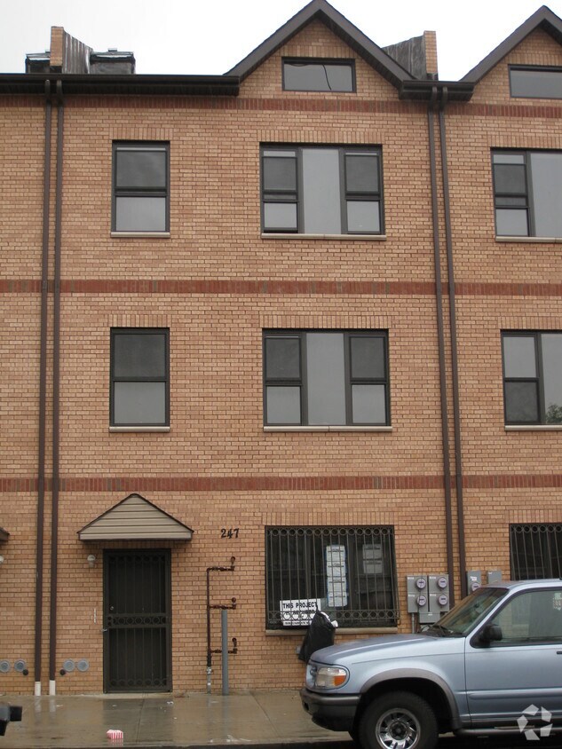 Building Photo - 247-251 Throop Ave