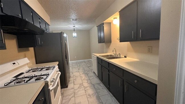 Building Photo - 4003 Stonebridge Dr