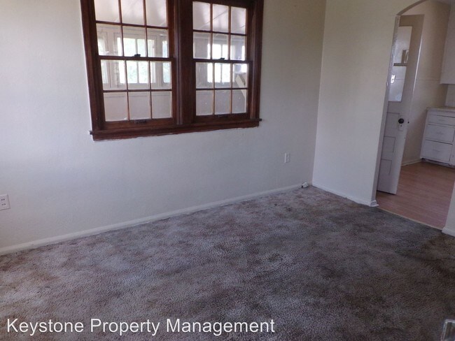 Building Photo - 1 br, 1 bath Apartment - 1909 E. 10th St.