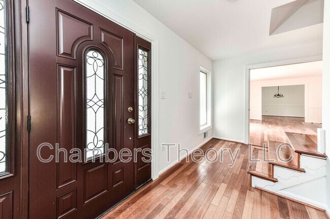 Foto del edificio - 6206 Redwood Ln