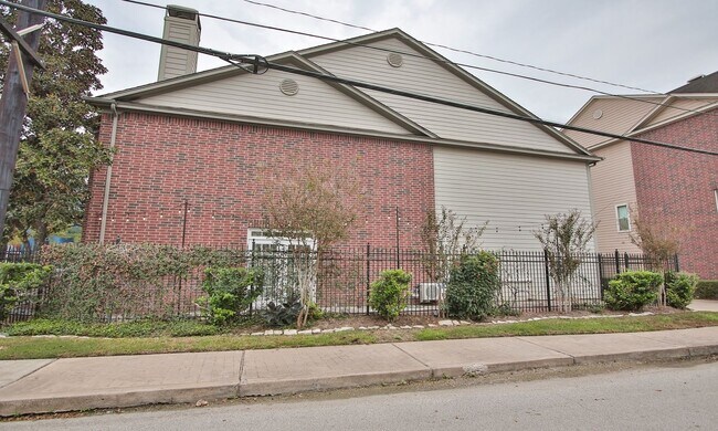 Foto del edificio - MOVE IN READY!! 2 BEDROOM, 2.5 BATH TOWNHO...