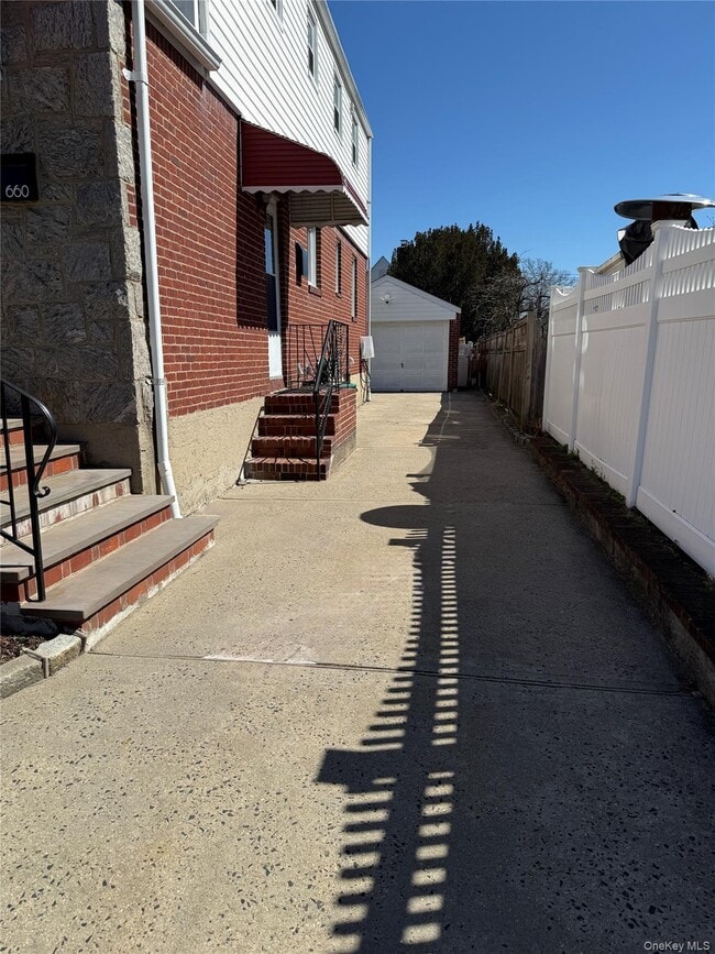 Building Photo - 660 S 10th St