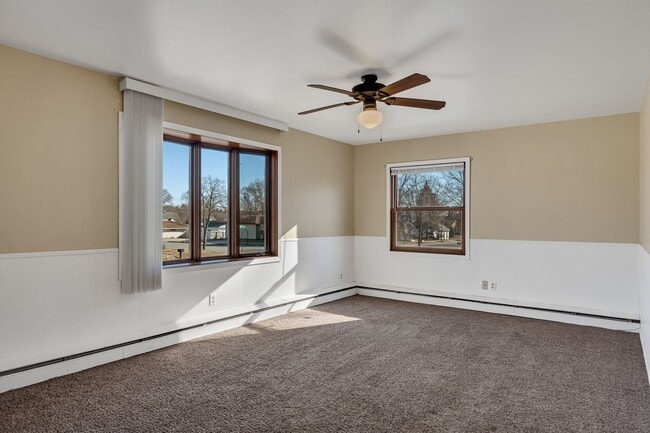 Building Photo - 526 8th Ave S