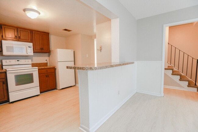 Building Photo - Spacious Townhome Updated Throughout!
