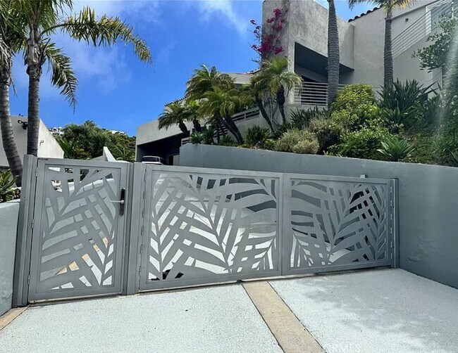 Foto del edificio - Azari PM-Juccuzi- half acre luxurious landscape-fully chic furniture -  massive lot , 18 fruit tr...