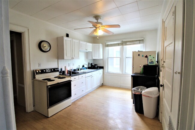 Foto del edificio - 2837 N Frederick Ave