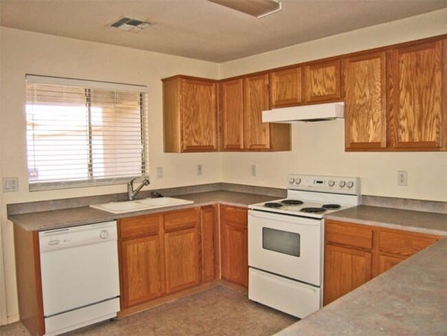 Building Photo - 3 Bedroom 2 bath single family home in CAM...