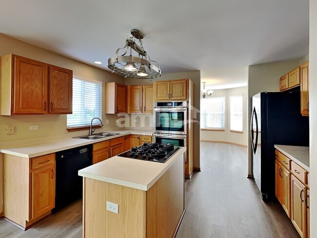 Building Photo - 7003 Sahara Dr