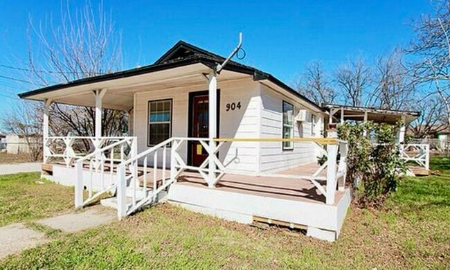 Building Photo - 904 14th St