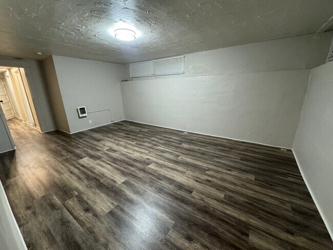 Building Photo - 845 W Whitman St
