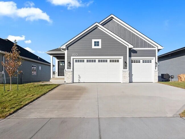 Building Photo - Spacious 4-Bedroom Home in Quiet Polk City...