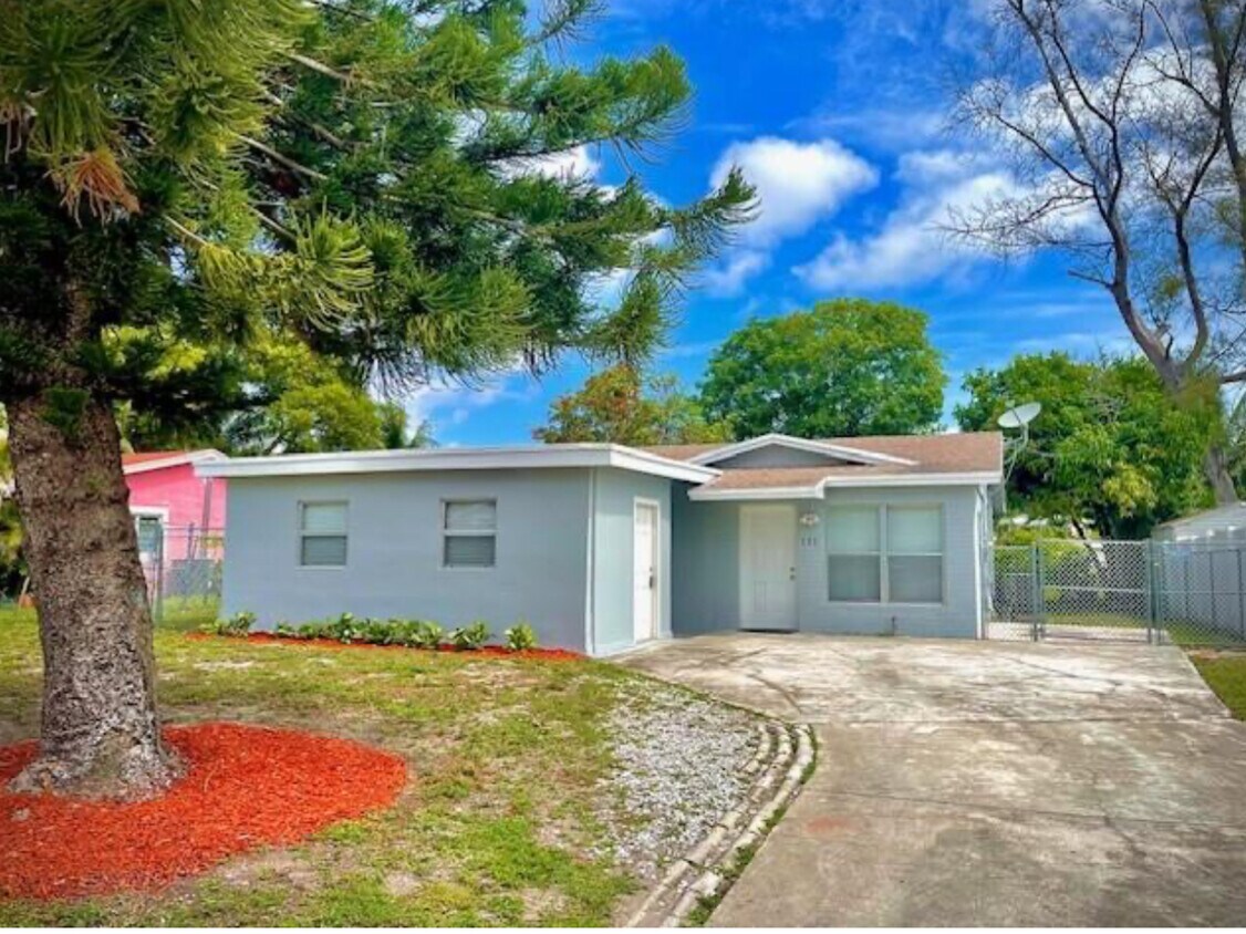 Foto principal - 121 NW 7th Ct