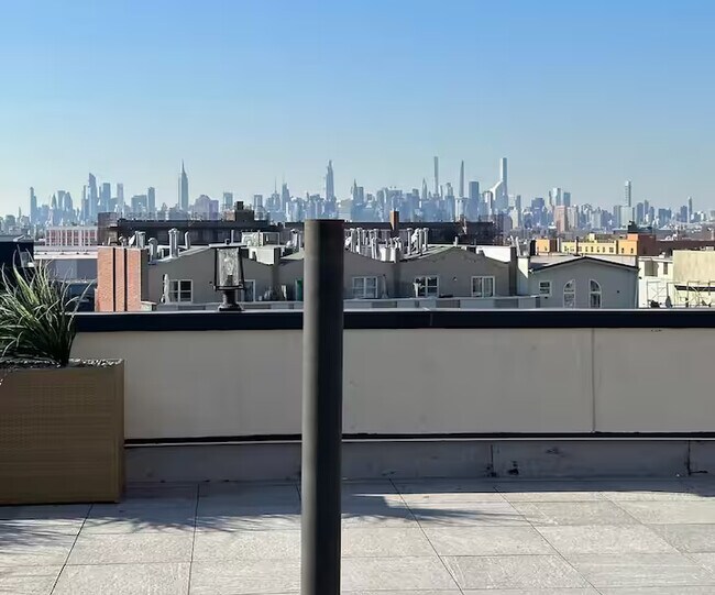 Foto del edificio - Furnished room/NOT APARTMENT