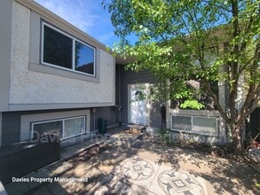 Building Photo - 403 Willow Ct NW