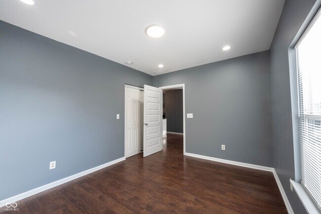 Foto del edificio - 3157 E Washington St