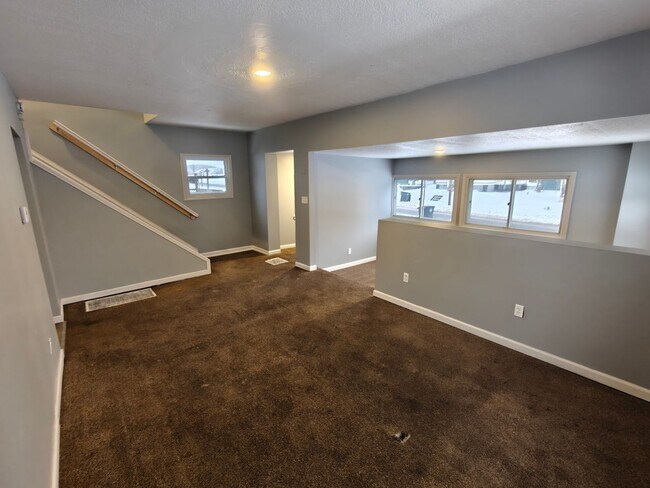 Foto del edificio - Spacious 5-Bedroom, 3-Story Home with Front & Back Yard