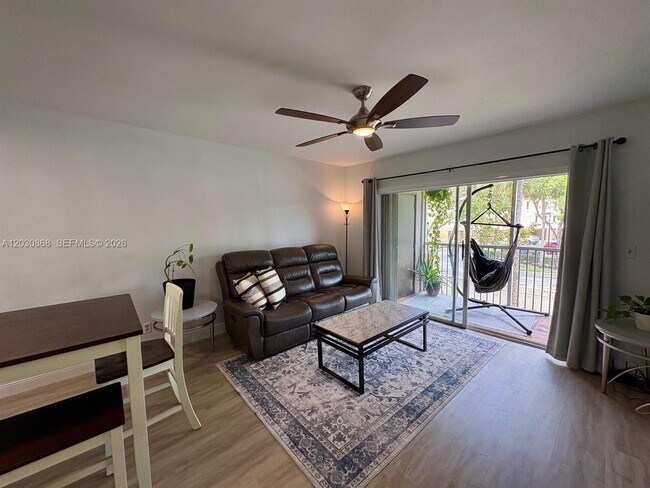 Foto del edificio - 8750 Royal Palm Blvd